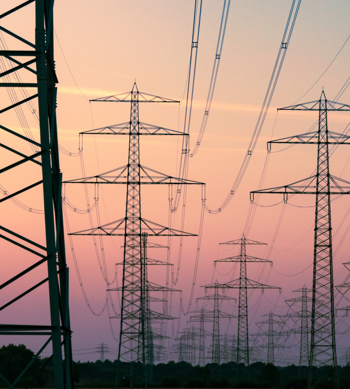 Des pylônes électriques d'un réseau à haute tension.