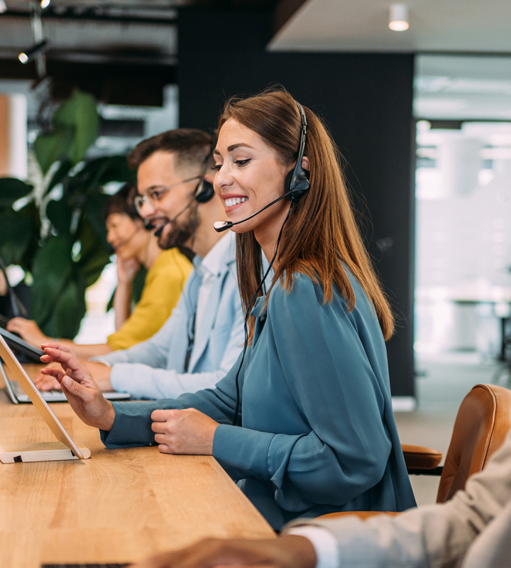 une équipe de collaborateurs au téléphone