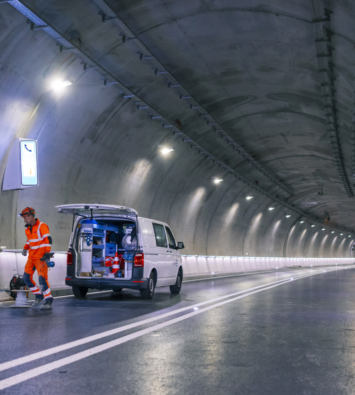 Arbeiter der Groupe E bei der Arbeit im Tunnel des Nations in Genf.