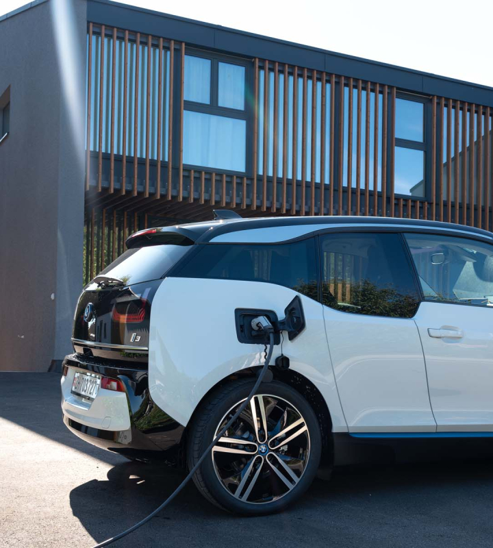 Une voiture en charge grâce à une borne installée par Groupe E