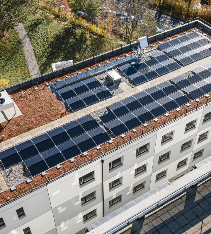 Des panneaux solaires sur un immeuble.