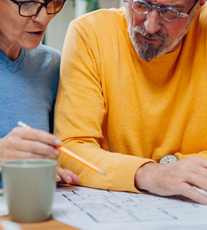 Ein Paar arbeitet an seinem Energieeffizienz-Renovierungsprojekt