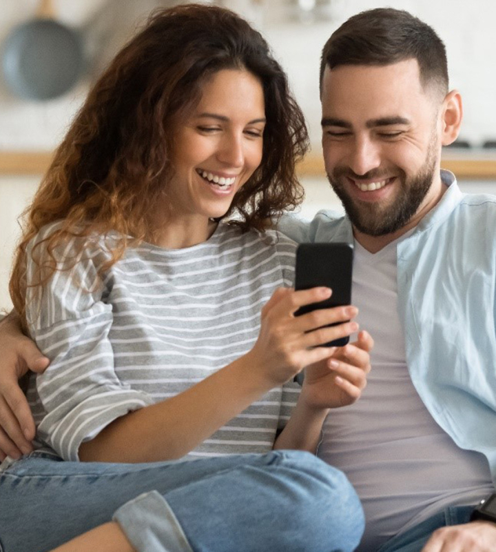jeune couple heureux de profiter des prestations de Groupe E