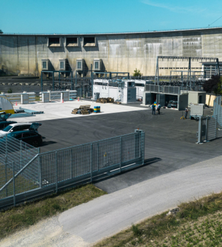 Vue proche de l'installation de production coté barrage de Schiffenen