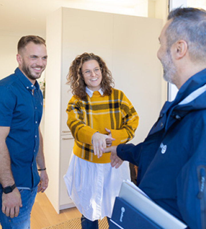Vendeur Groupe E qui arrive chez des clients pour discuter d'un projet