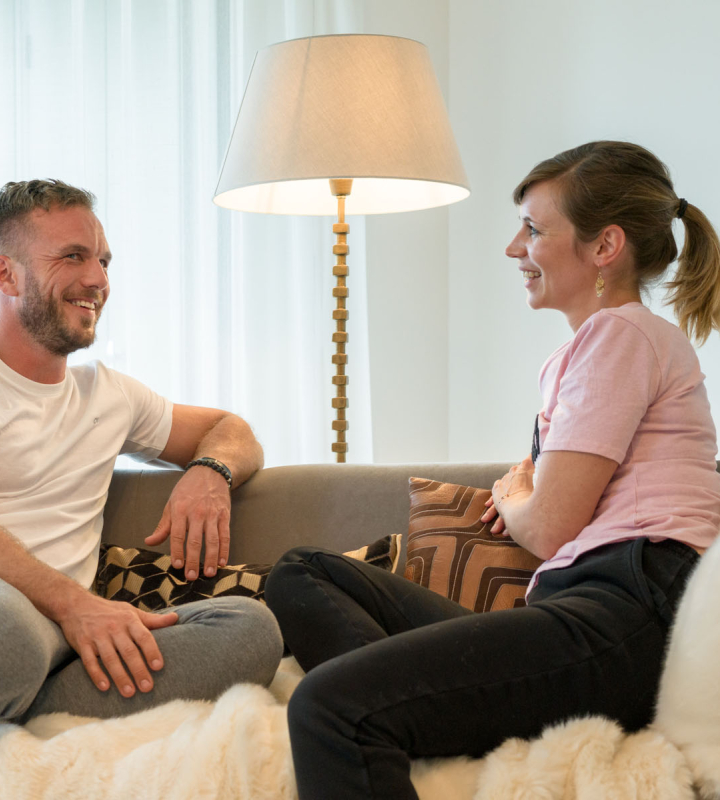Un couple assis confortablement sur un canapé profitant d'un chauffage performant.