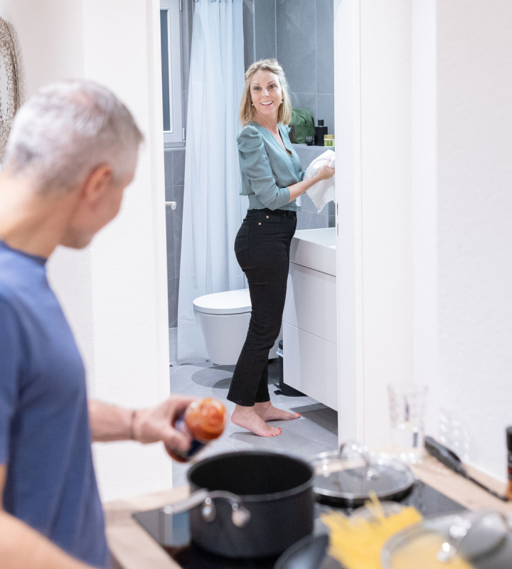Un couple discute, tout en cuisinant le repas