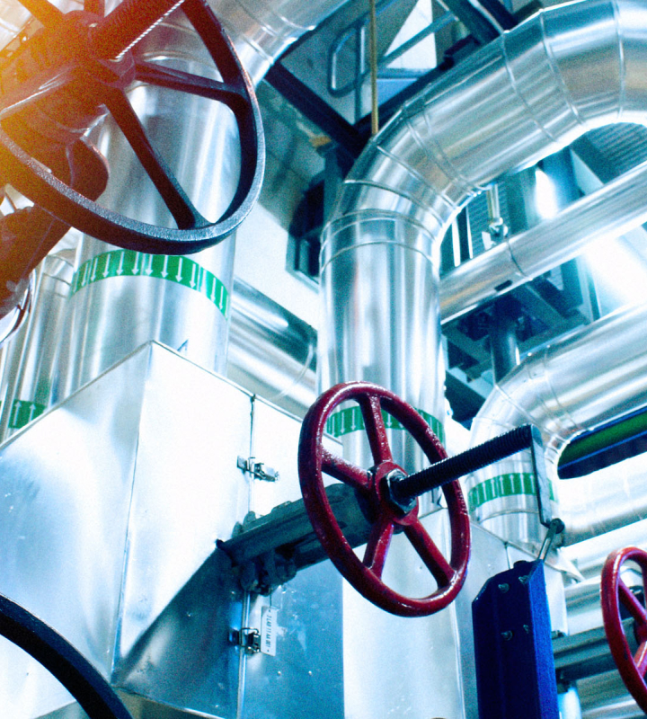 Industrielle Rohrleitungen für die Warmwasserversorgung im Rahmen von Zentralheizungssystemen.
