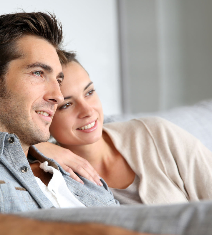 couple qui profite du confort offert par le produit Basic de Groupe E