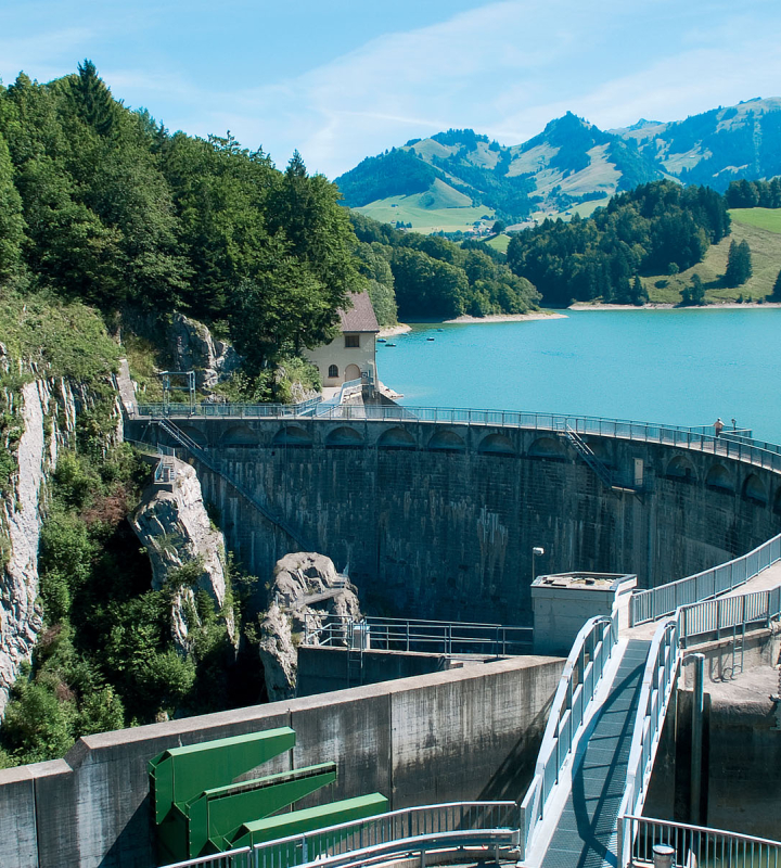 vue d'un barrage hydroélectrique illustrant la production d'électricité durable pour les particuliers grâce à Groupe E