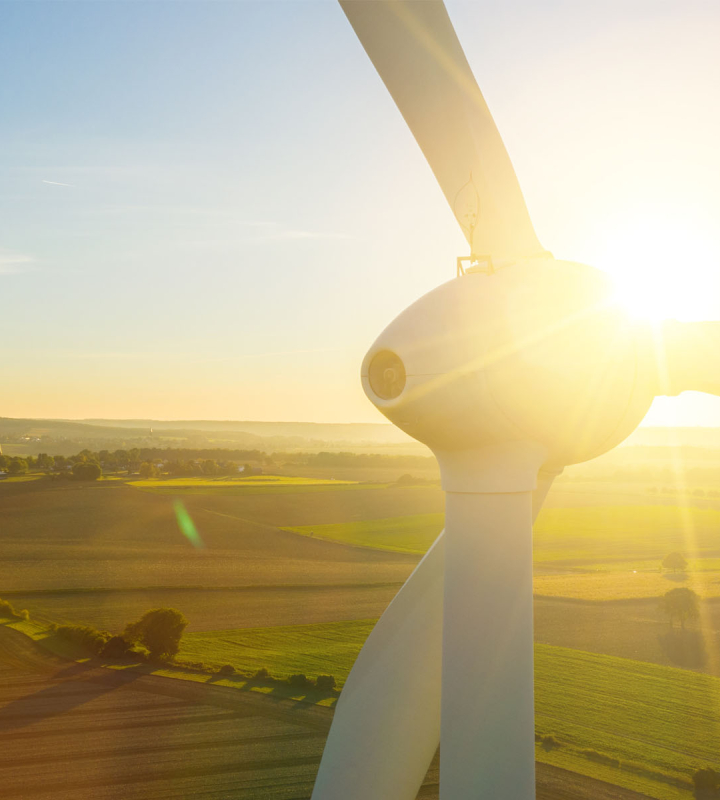 Une éolienne au coucher du soleil
