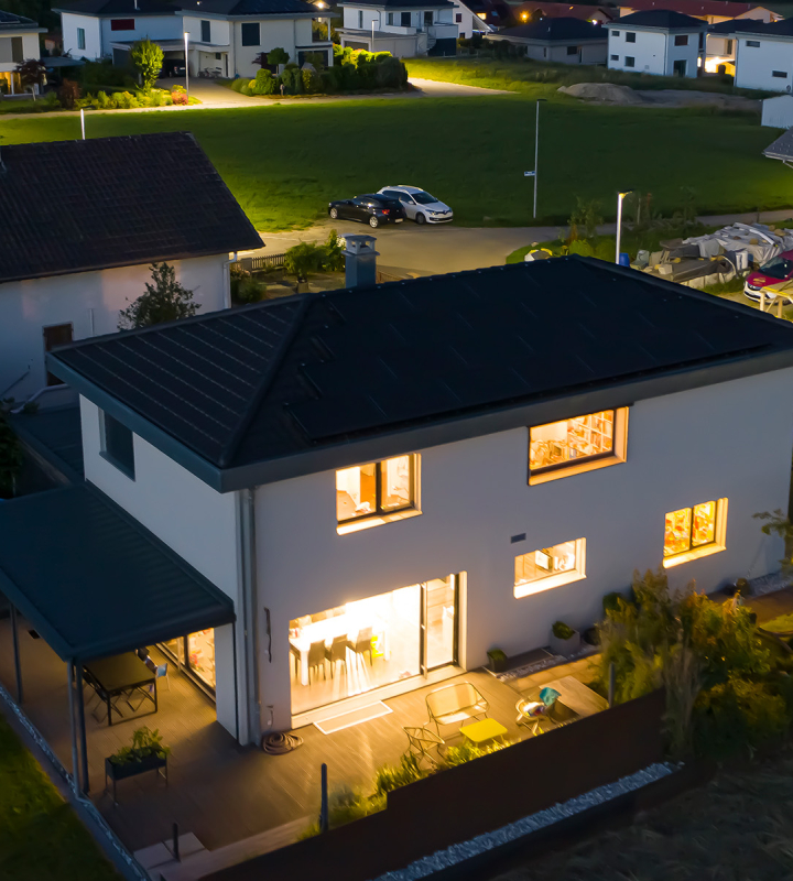 Une maison illuminée grâce à de l'éclairage Groupe E