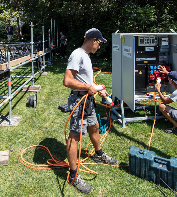 Collaborateurs de Groupe E qui s'occupent d'installations électriques provisoires.