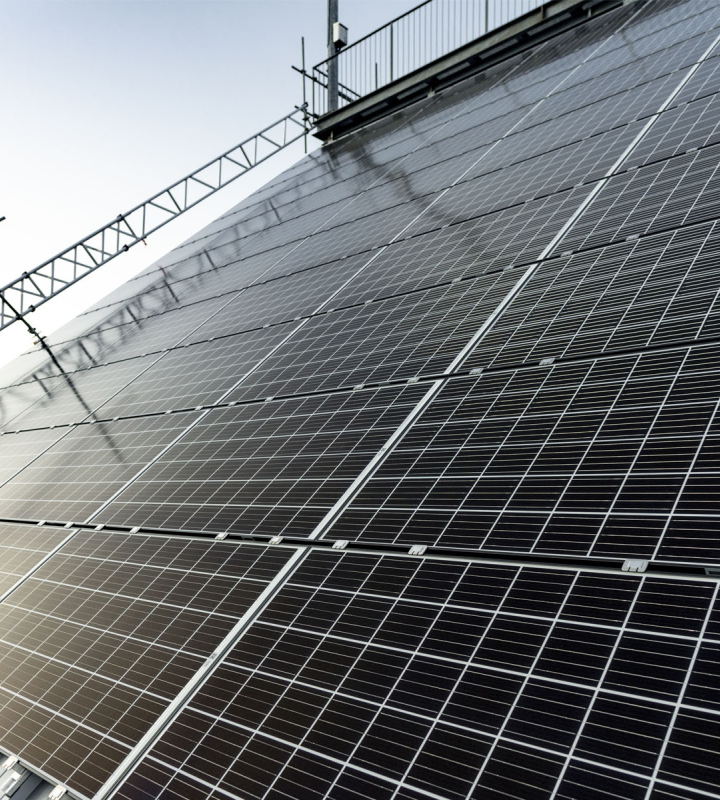Panneaux solaires inclinés sur un toit, installés par Groupe E