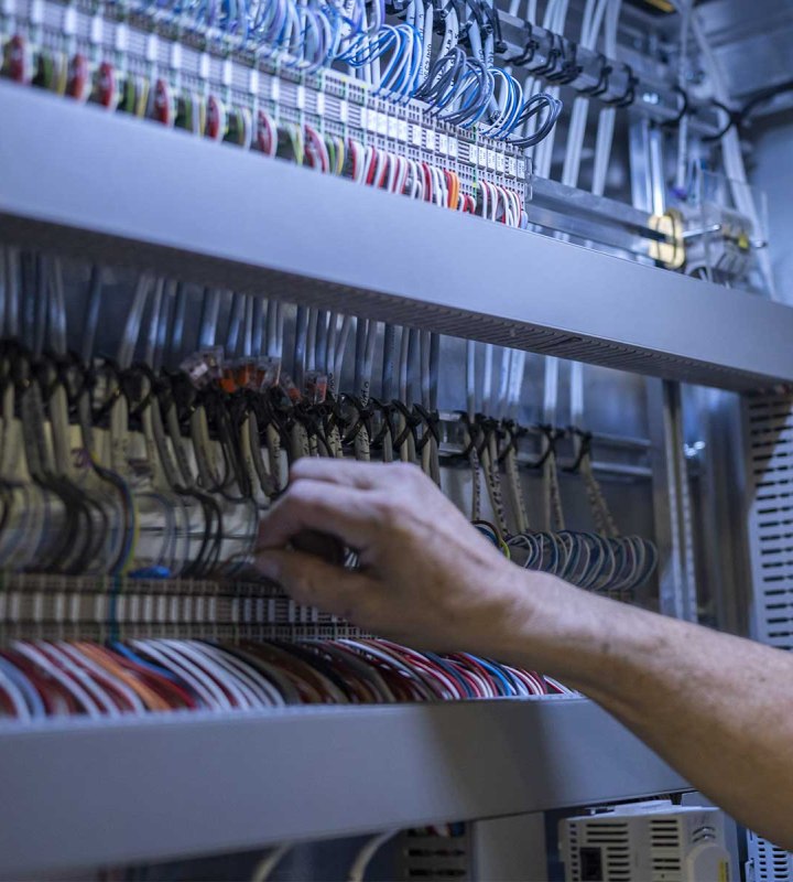 un collaborateur de Groupe E effectue la maintenance MT/BT