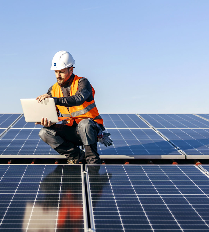 Un collaborateur de Groupe E effectue la maintenance de panneaux solaires