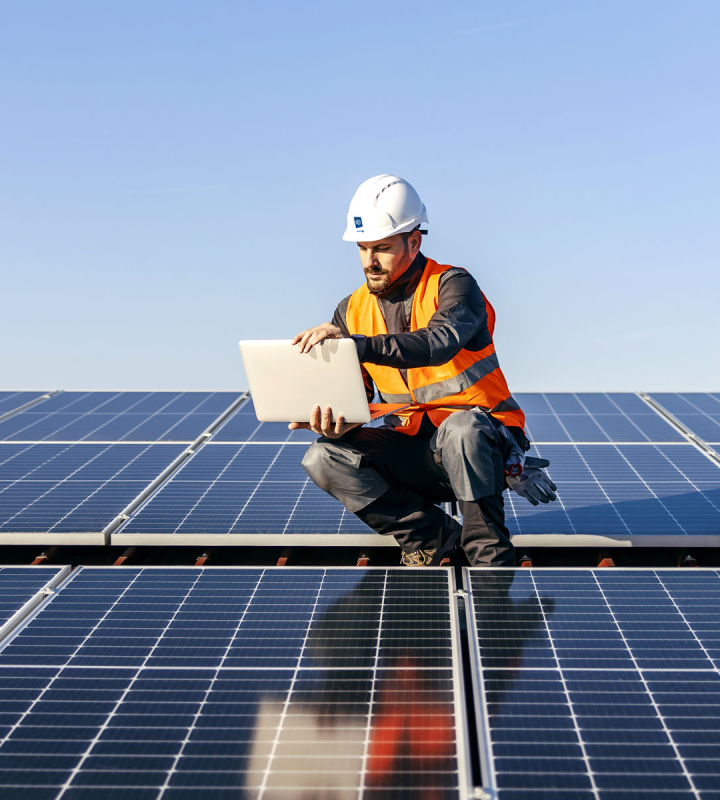Un collaborateur de Groupe E effectue la maintenance de panneaux solaires