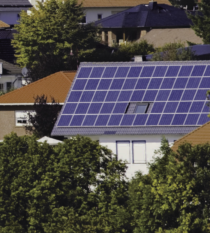 Vue aérienne de maisons équipées de panneaux solaires sur les toits, mettant en avant l'engagement de Groupe E pour des solutions solaires durables adaptées aux particuliers