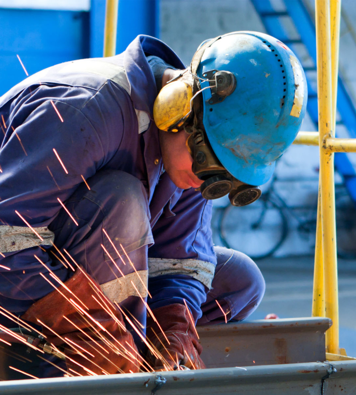Un collaborateur de Groupe E travaille sur un chantier.
