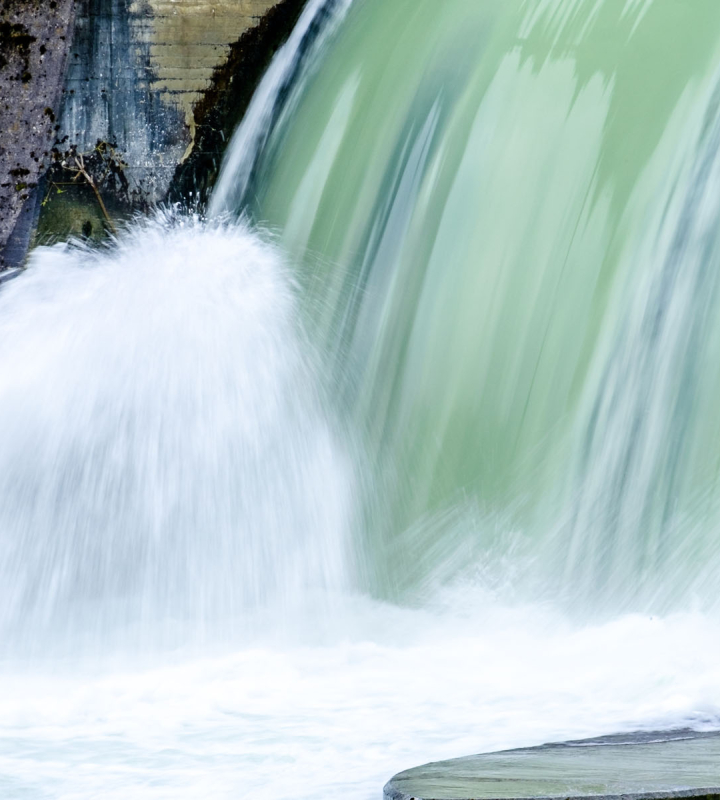 Des petites centrales hydroélectriques récupèrent l’énergie que les grandes installations ne peuvent exploiter.