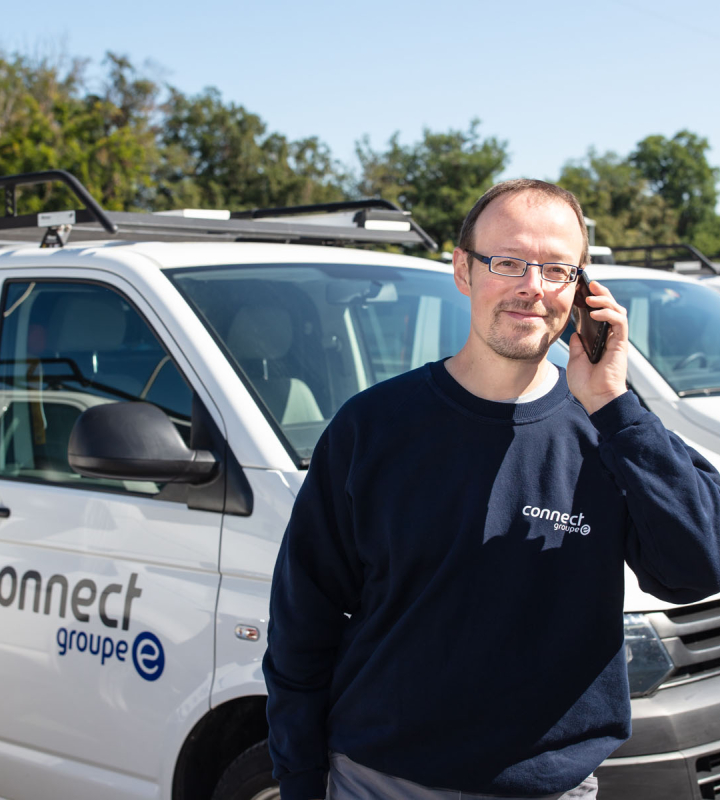 Un collaborateur de Groupe E en discussion téléphonique avec une entreprise