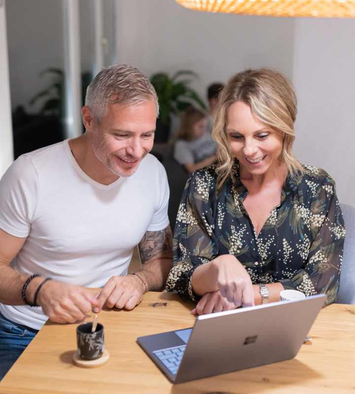 Un couple analyse sa consommation d'énergie propre, installé dans sa salle à manger