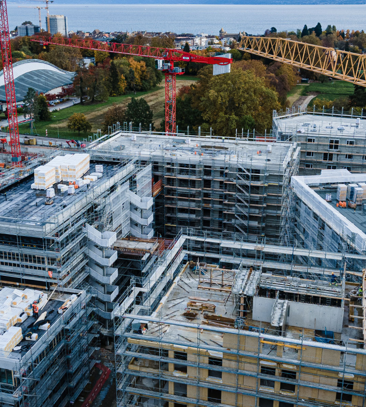 vue aérienne d'un chantier de construction avec des solutions énergétiques globales fournies par Groupe E pour les professionnels