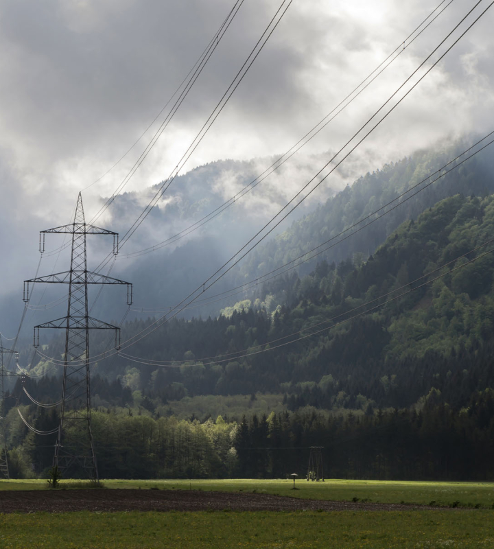 Paysage d'une vallée, traversée par une ligne à haute tension