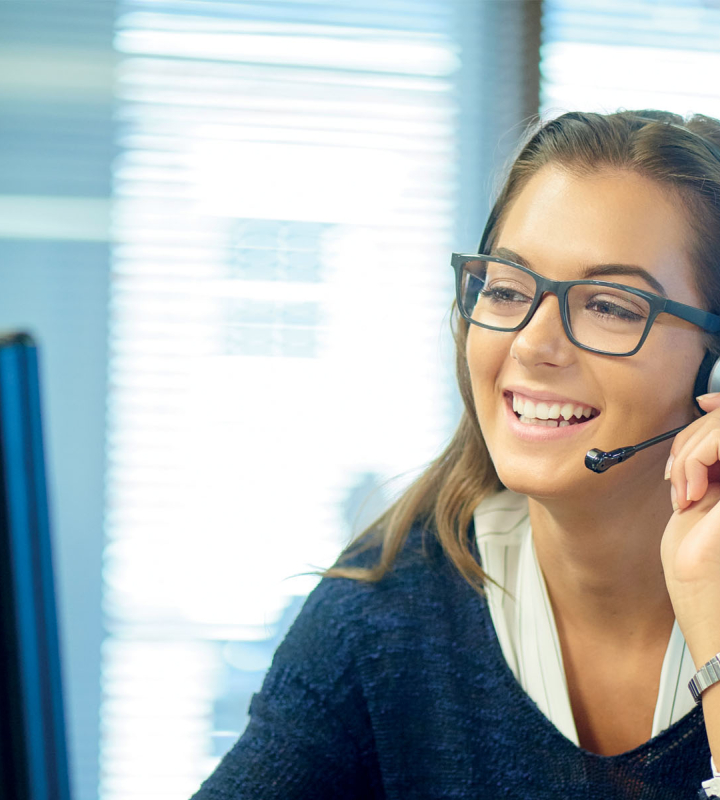 Une collaboratrice de Groupe E au téléphone avec un client