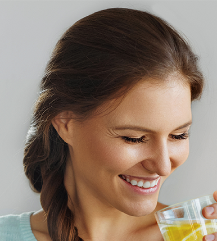 femme qui apprécie l'eau de qualité