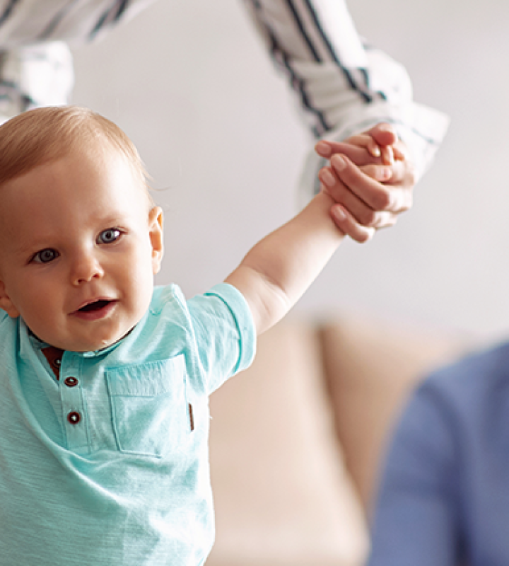 enfant encadré par ses parents