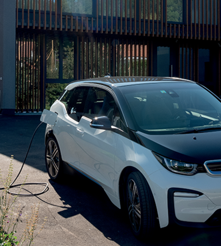 voiture avec borne électrique installée par Groupe E