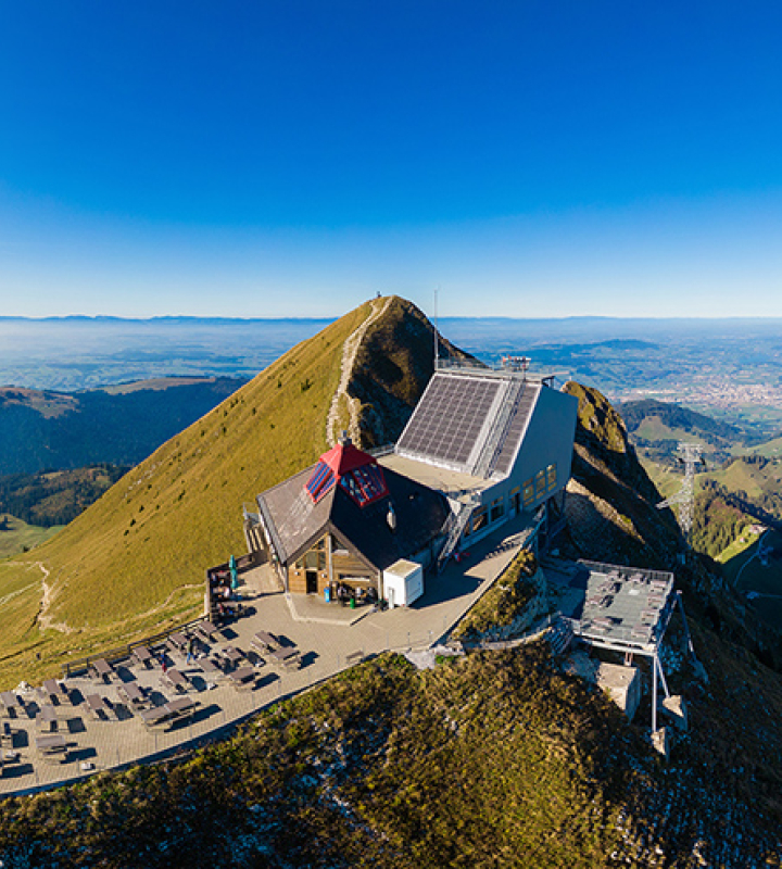 restaurant au sommet du moléson équipé de panneaux solaires