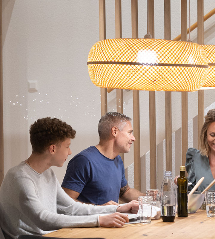 famille heureuse dans habitation chauffée par Groupe E