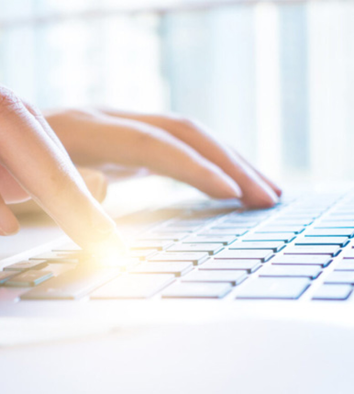 client Groupe E qui pianote sur son ordinateur