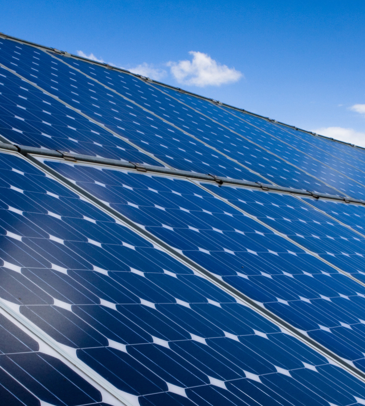 Des panneaux solaires sur le toit d'un bâtiment