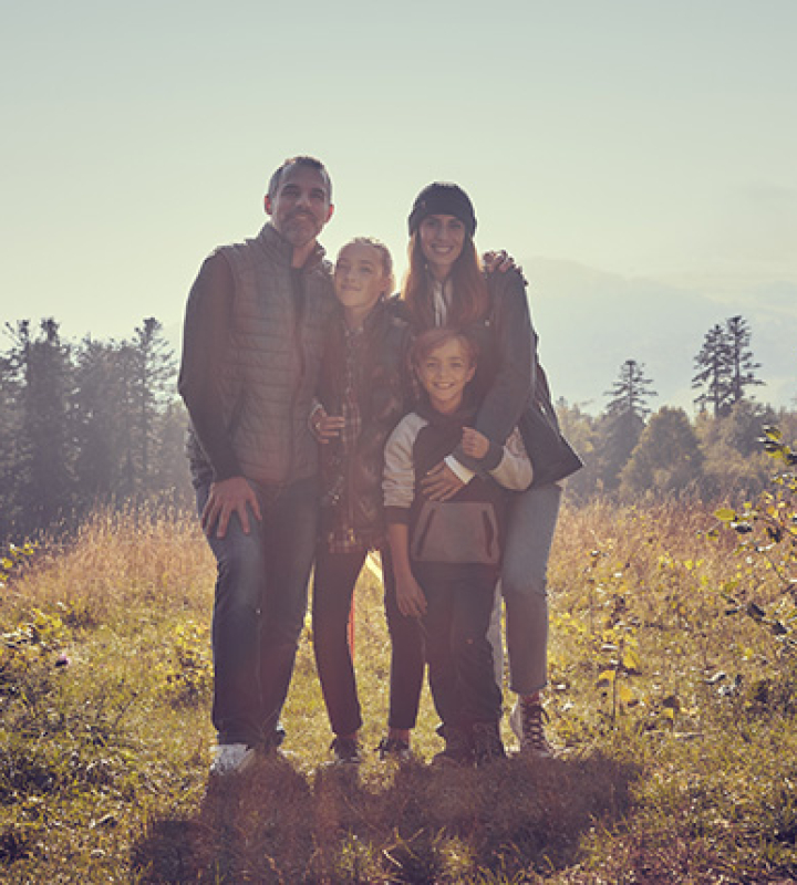 couple heureux qui se balade en nature