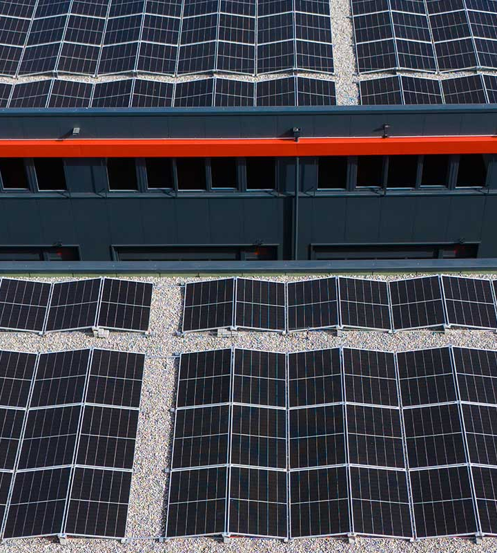Installation solaire PV installée sur le toit d'une entreprise