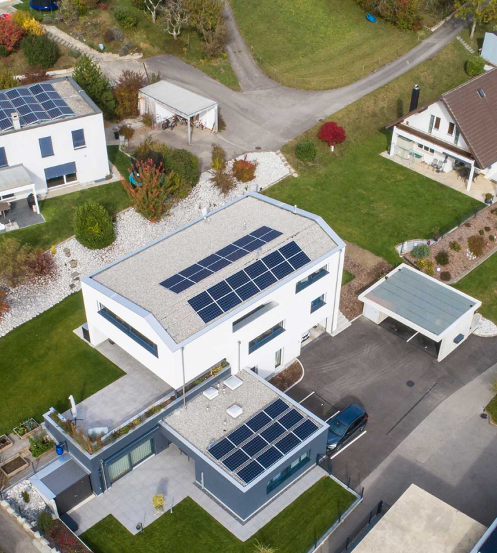 Photo aérienne de maisons équipées de panneaux solaires