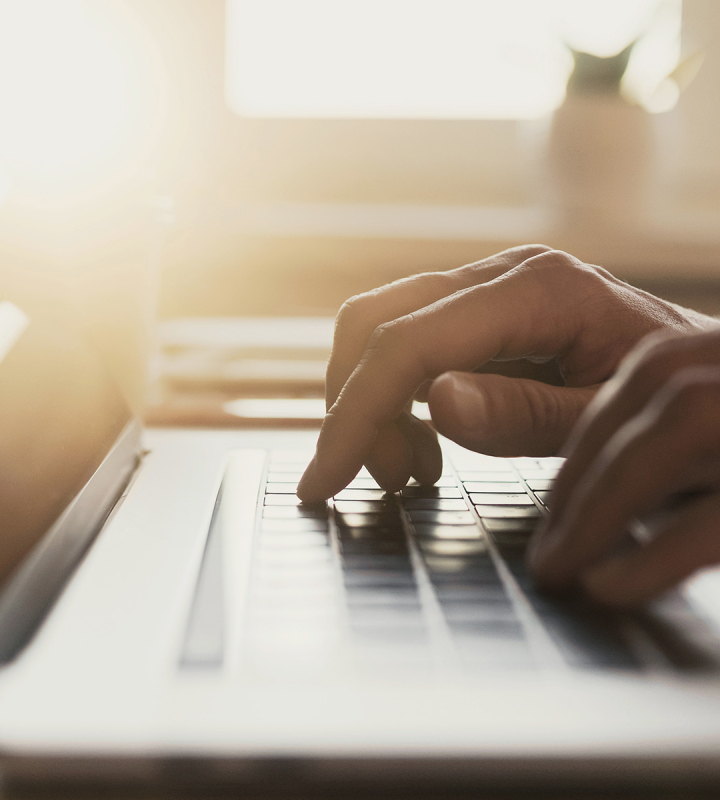 Un utilisateur utilise le calculateur solaire sur son ordinateur