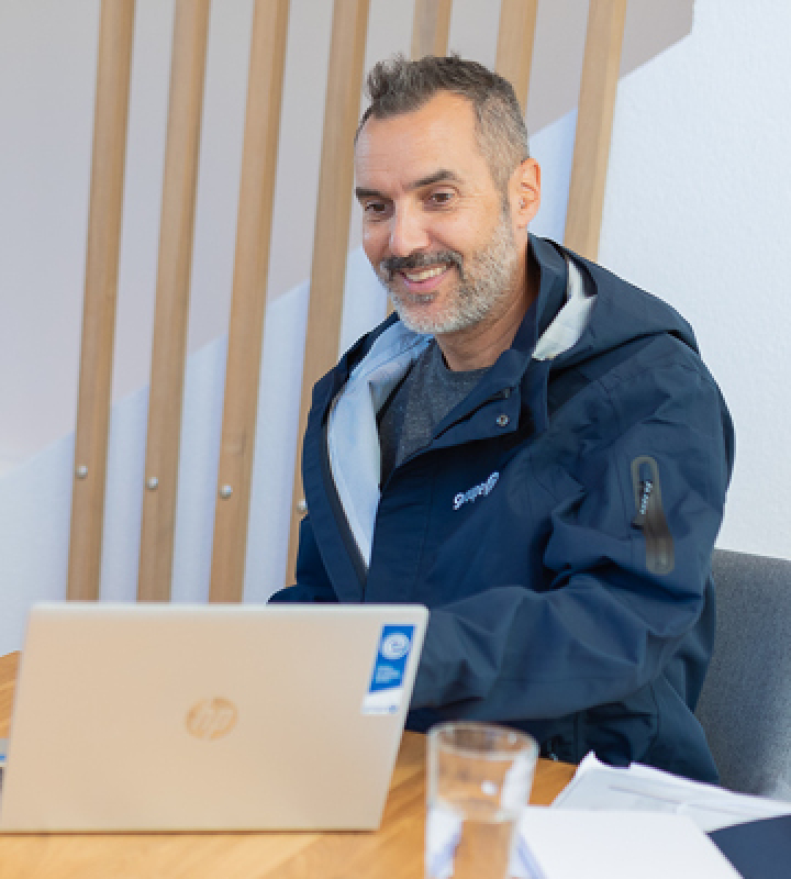 Un collaborateur de Groupe E conseille des clients