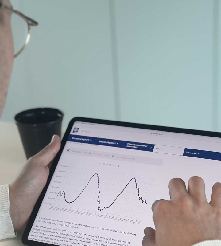 Un client de Groupe E consulte le tarif Vario sur sa tablette