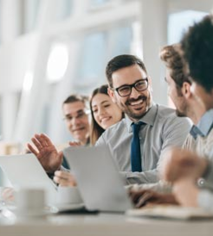 Kollegen unterhalten sich während eines Meetings bei Groupe E.