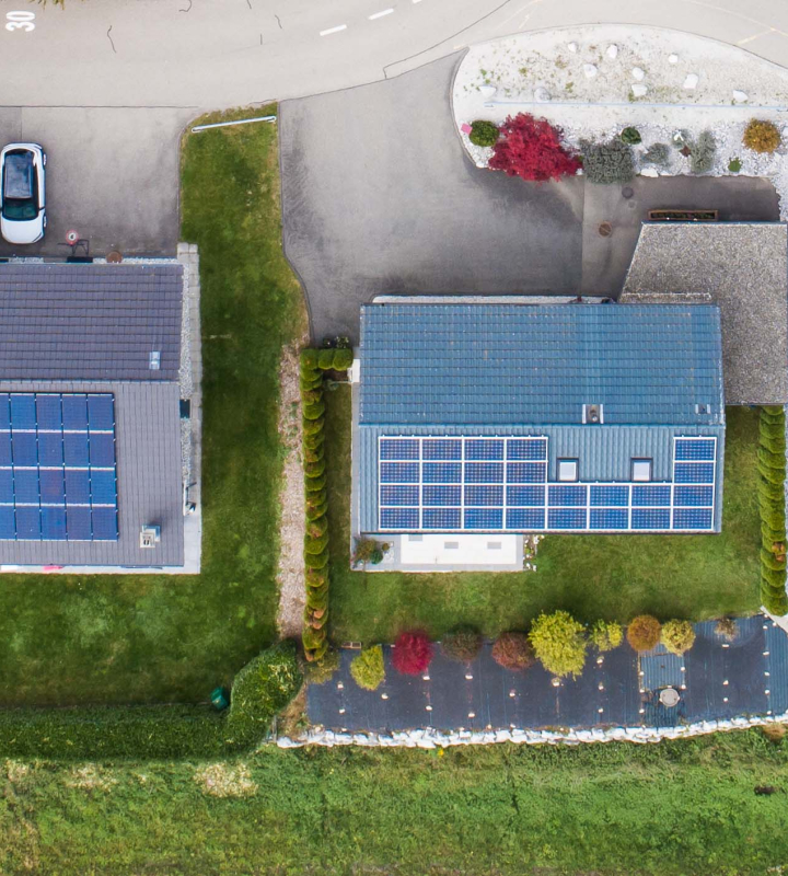 Vue aérienne de maisons équipées de panneaux solaires