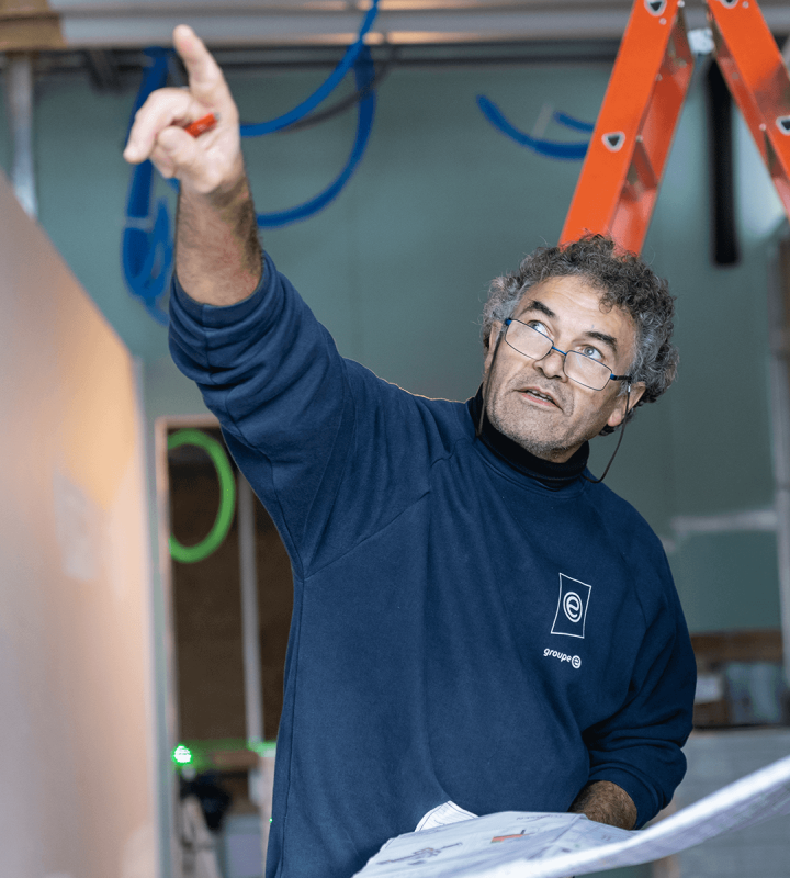 Technicien tenant un plan