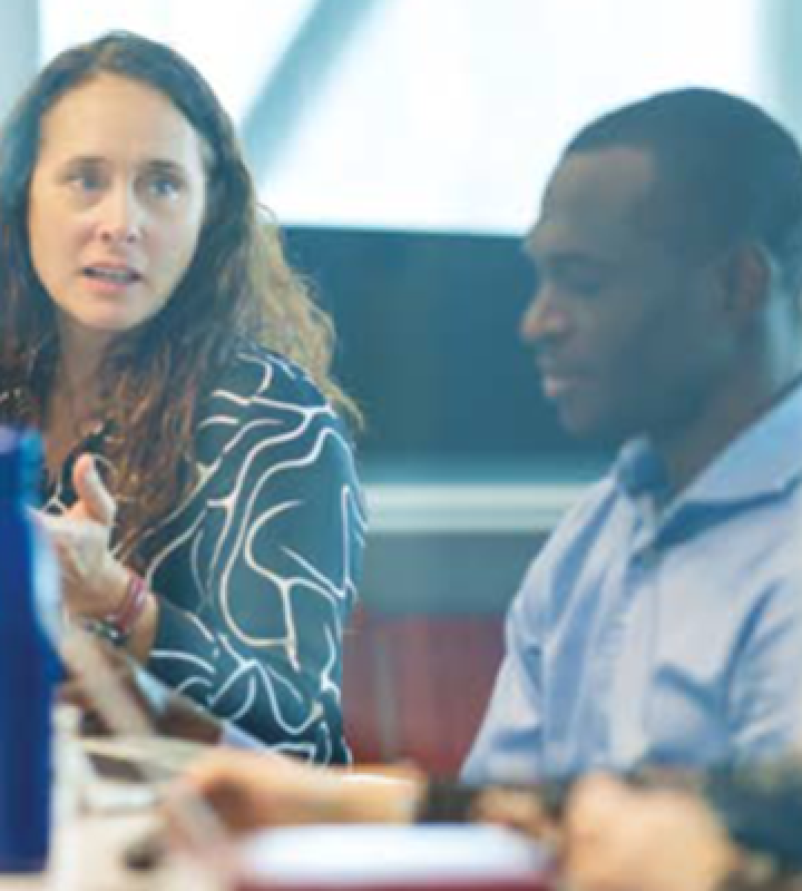 Ein Meeting zwischen Kolleginnen und Kollegen bei Groupe E.