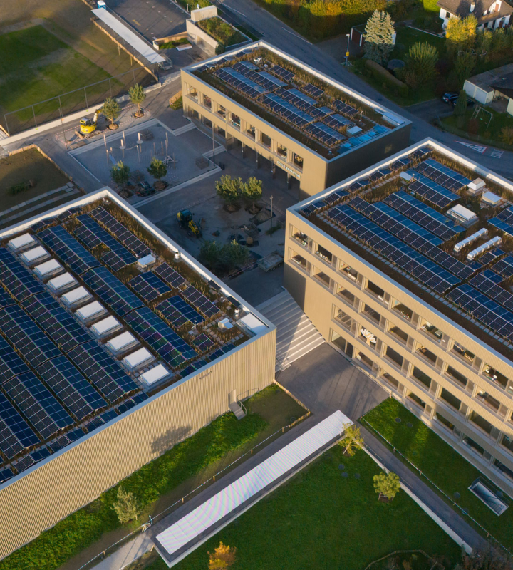 Ecole avec des panneaux solaires installés par Groupe E