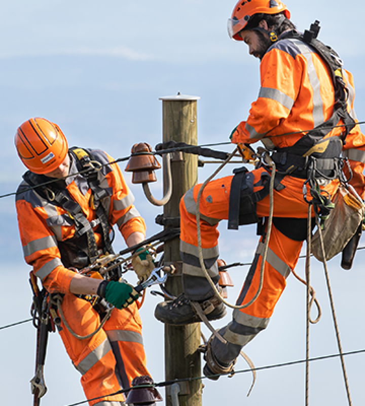 Elektriker des Stromnetzbetreibers Groupe E auf einem Strommast