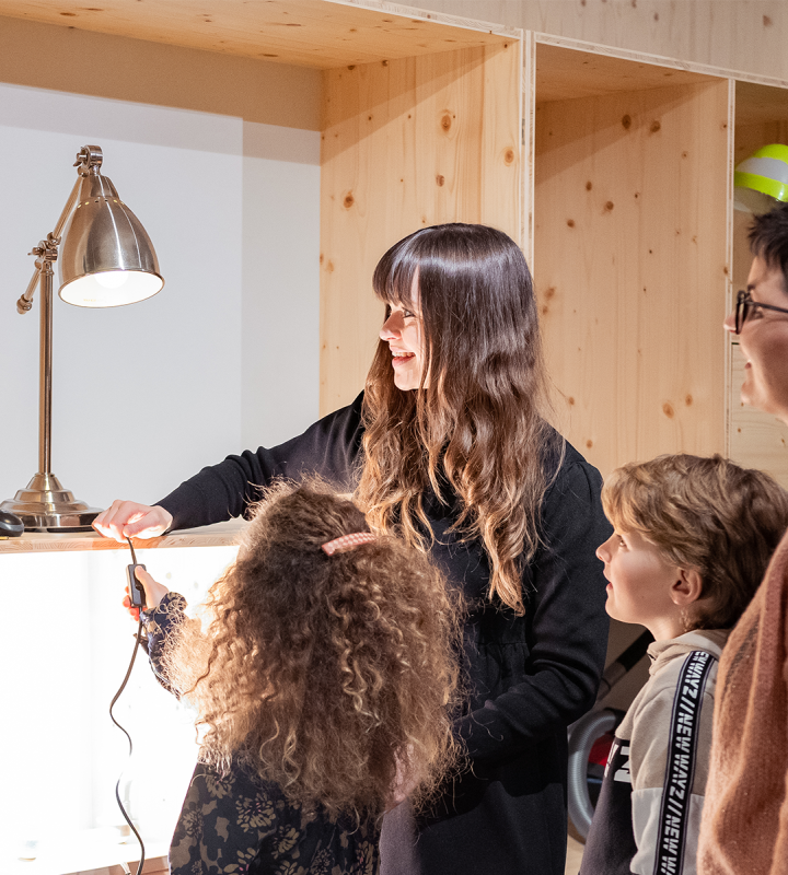 Une guide d'Electrobroc explique la consommation électrique à une famille