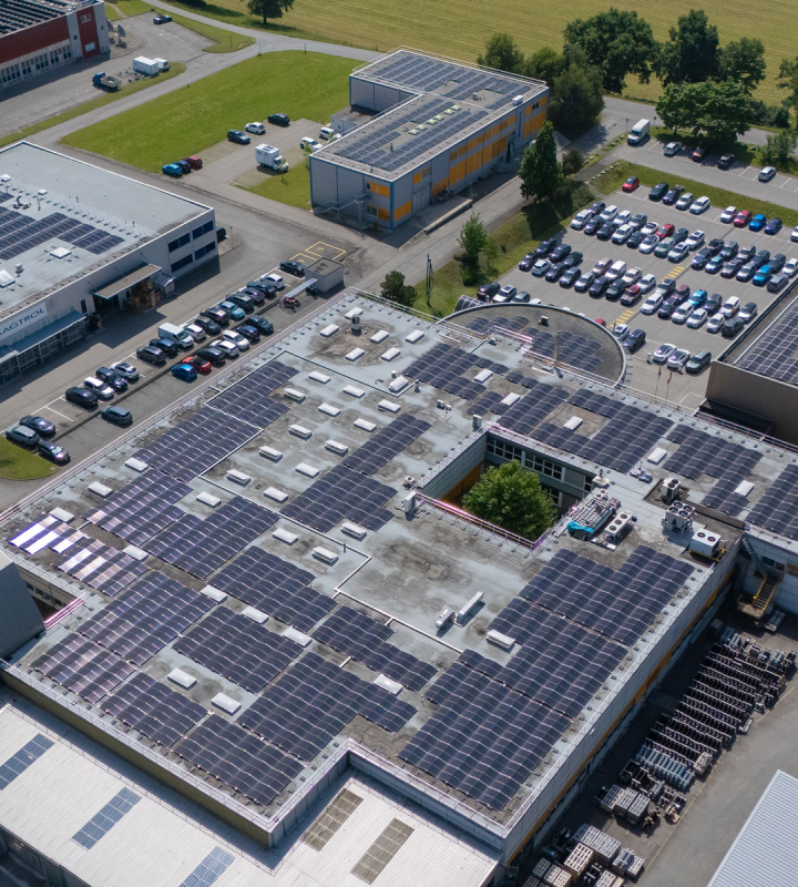 Industrie avec des panneaux solaires installés par Groupe E